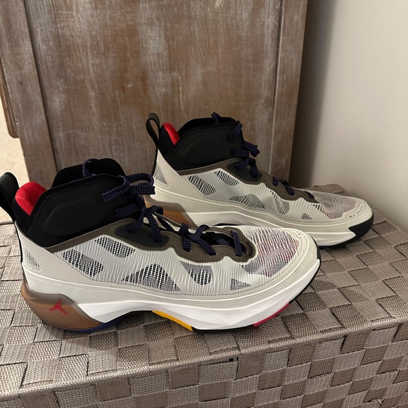 JORDAN XXXVII MINT CONDITION - Picture 5 of 6